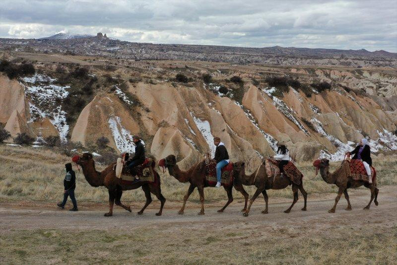 Turistler Kapadokya'yı deve sırtında keşfediyor - Resim 1