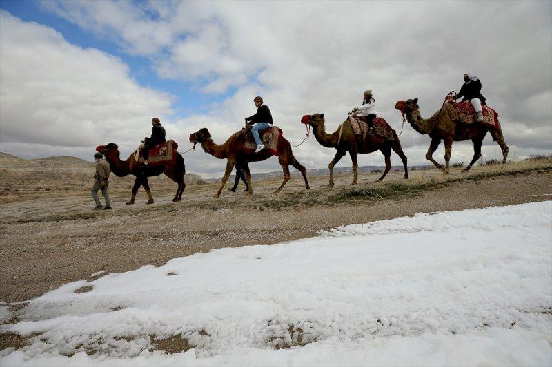 Turistler Kapadokya'yı deve sırtında keşfediyor - Resim 5