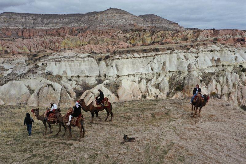 Turistler Kapadokya'yı deve sırtında keşfediyor - Resim 12