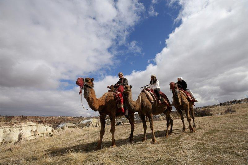Turistler Kapadokya'yı deve sırtında keşfediyor - Resim 4
