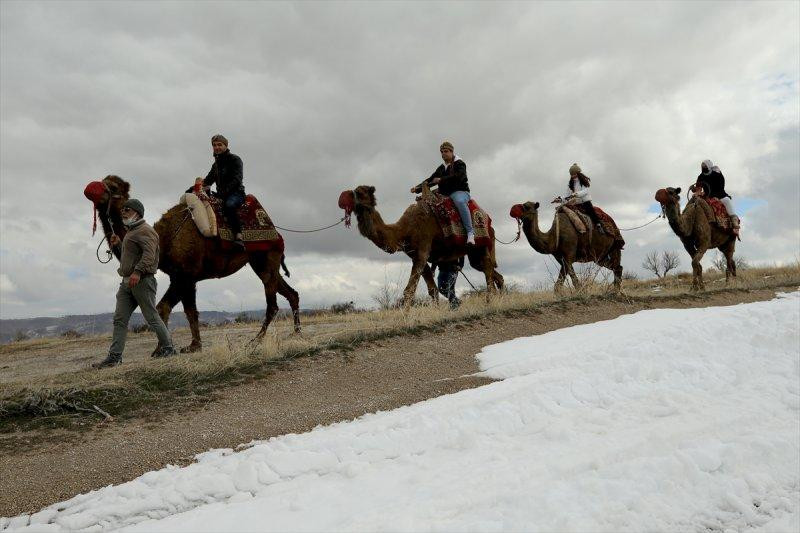 Turistler Kapadokya'yı deve sırtında keşfediyor - Resim 3