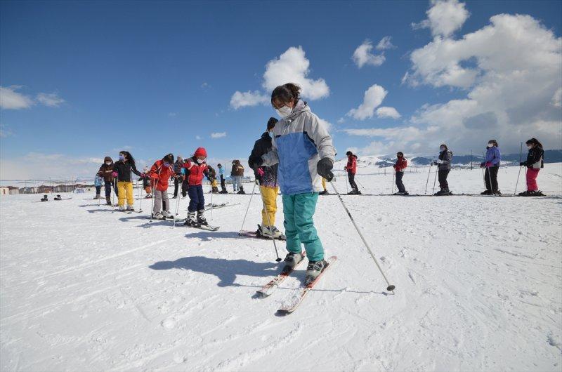 Şehit ve gazi çocuklarına kayak eğitimi