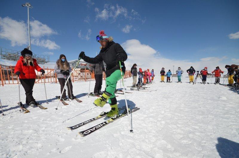 Şehit ve gazi çocuklarına kayak eğitimi