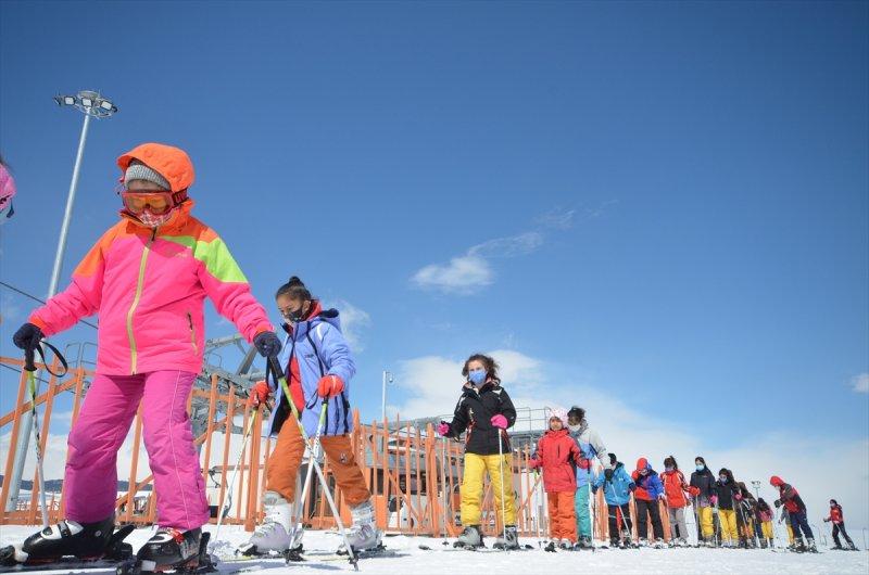 Şehit ve gazi çocuklarına kayak eğitimi
