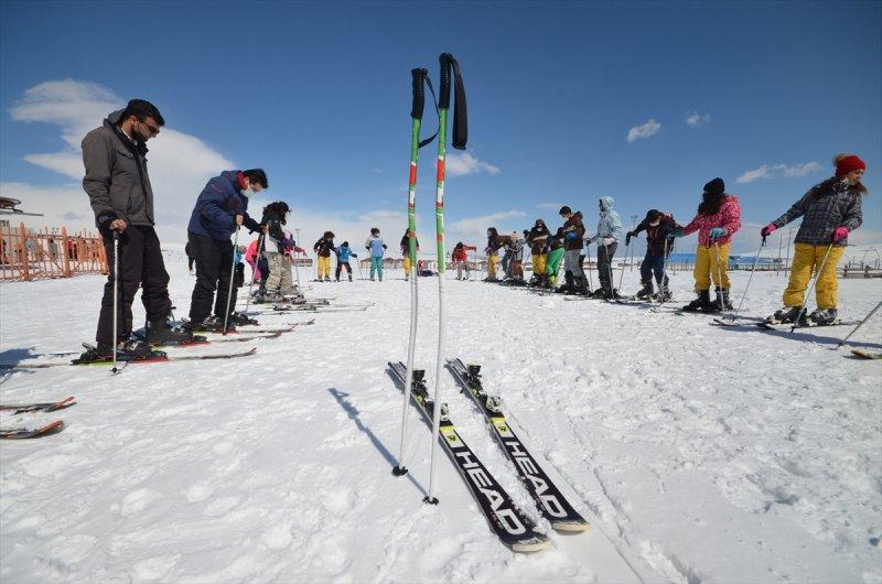 Şehit ve gazi çocuklarına kayak eğitimi