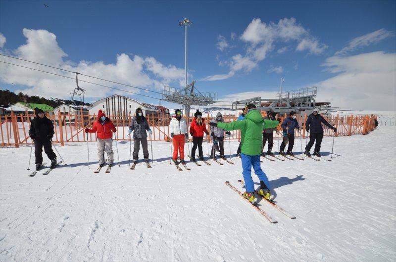 Şehit ve gazi çocuklarına kayak eğitimi