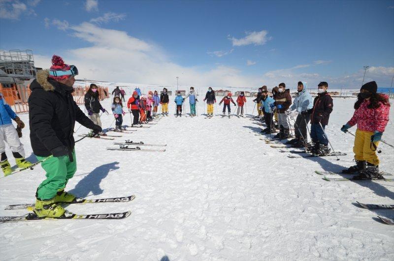 Şehit ve gazi çocuklarına kayak eğitimi