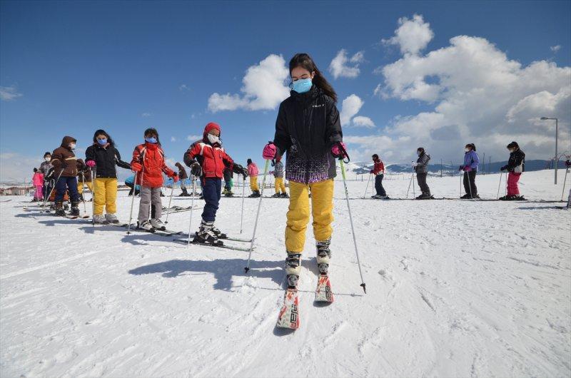 Şehit ve gazi çocuklarına kayak eğitimi