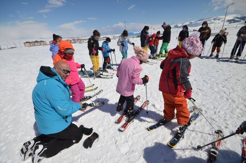 Şehit ve gazi çocuklarına kayak eğitimi