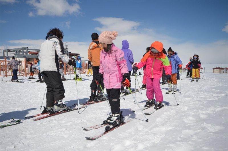 Şehit ve gazi çocuklarına kayak eğitimi