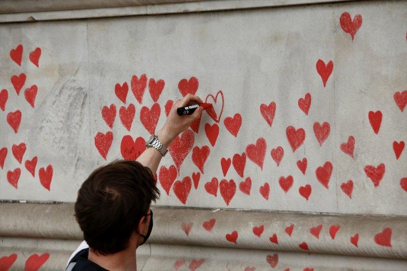 Londra'da, koronavirüsten ölenler için kalpli anma duvarı