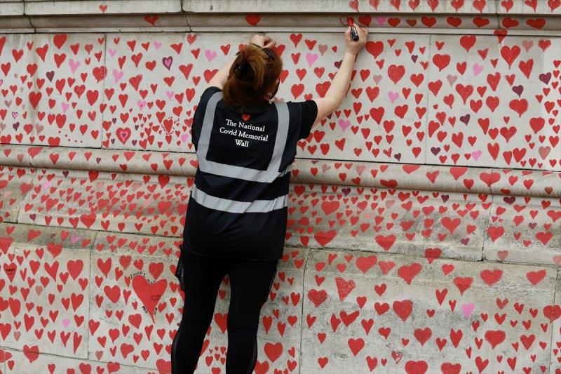 Londra'da, koronavirüsten ölenler için kalpli anma duvarı