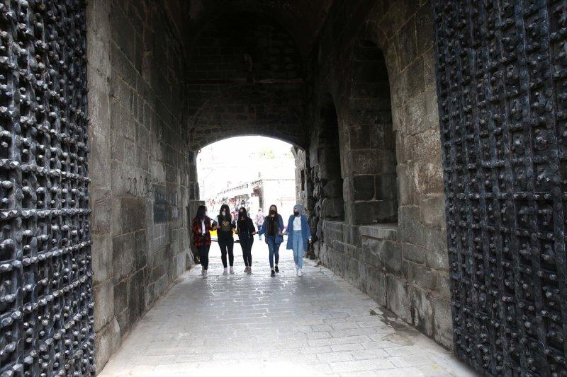 Tarihi Mardinkapı yerine takıldı