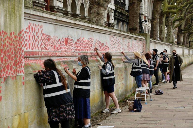 Londra'da, koronavirüsten ölenler için kalpli anma duvarı