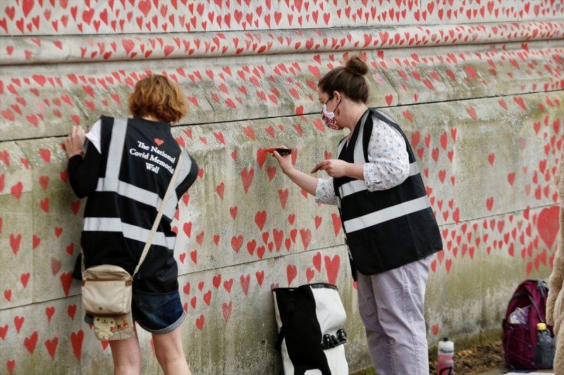 Londra'da, koronavirüsten ölenler için kalpli anma duvarı