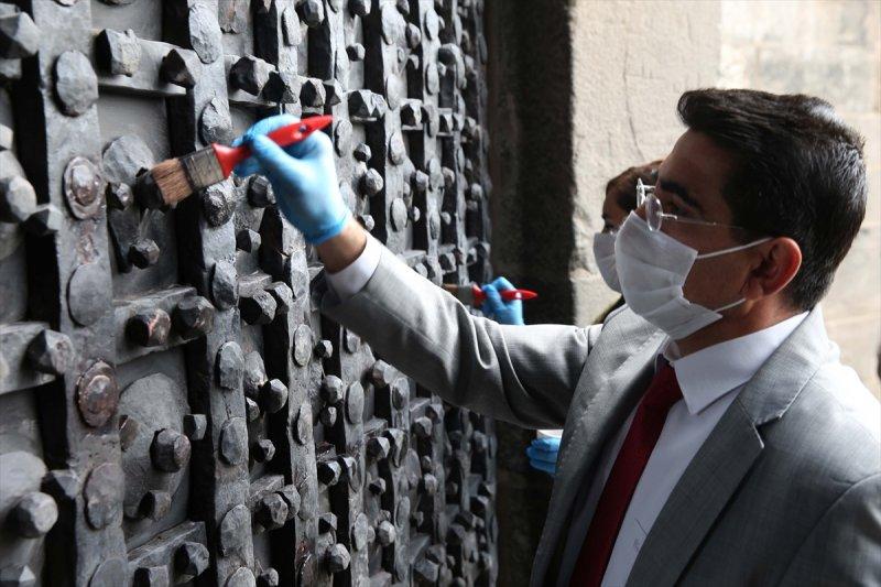 Tarihi Mardinkapı yerine takıldı