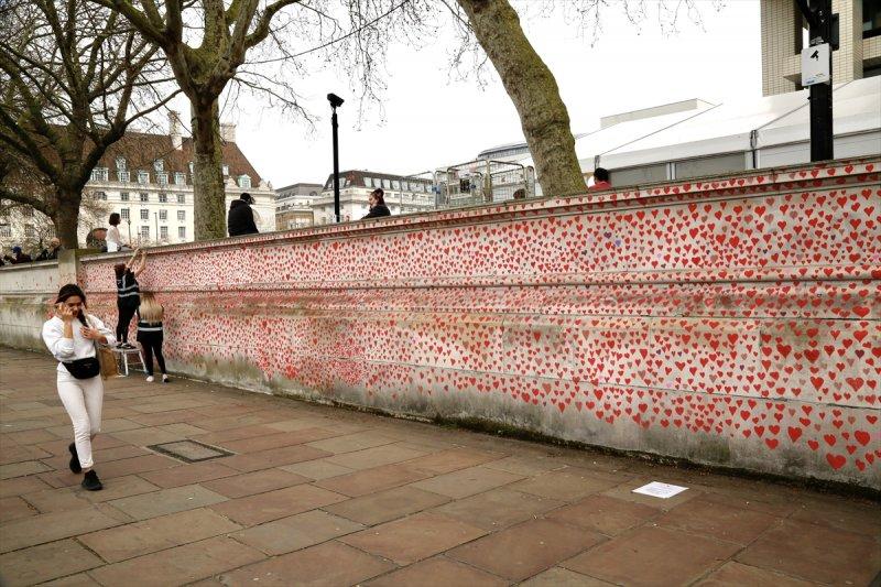 Londra'da, koronavirüsten ölenler için kalpli anma duvarı