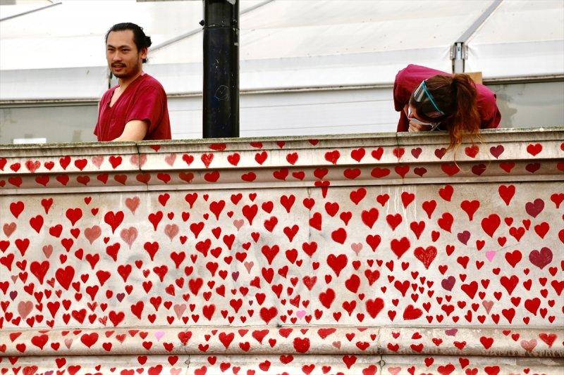 Londra'da, koronavirüsten ölenler için kalpli anma duvarı