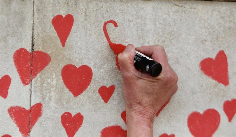 Londra'da, koronavirüsten ölenler için kalpli anma duvarı