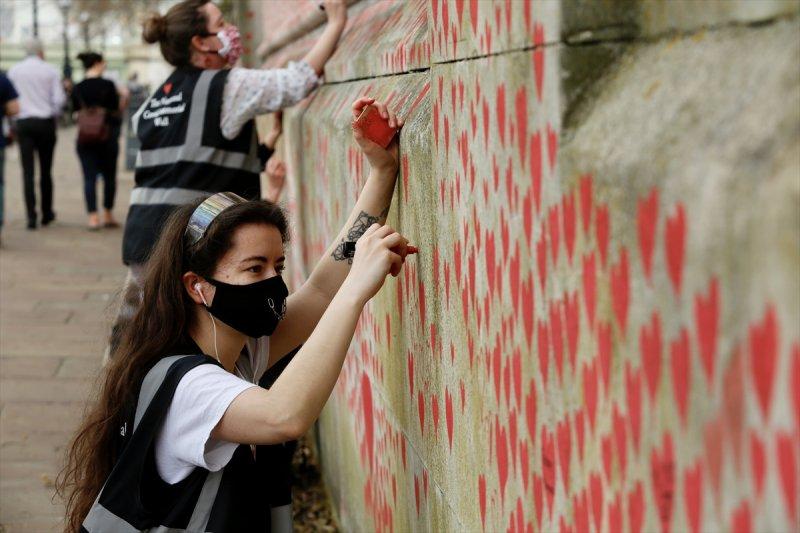 Londra'da, koronavirüsten ölenler için kalpli anma duvarı