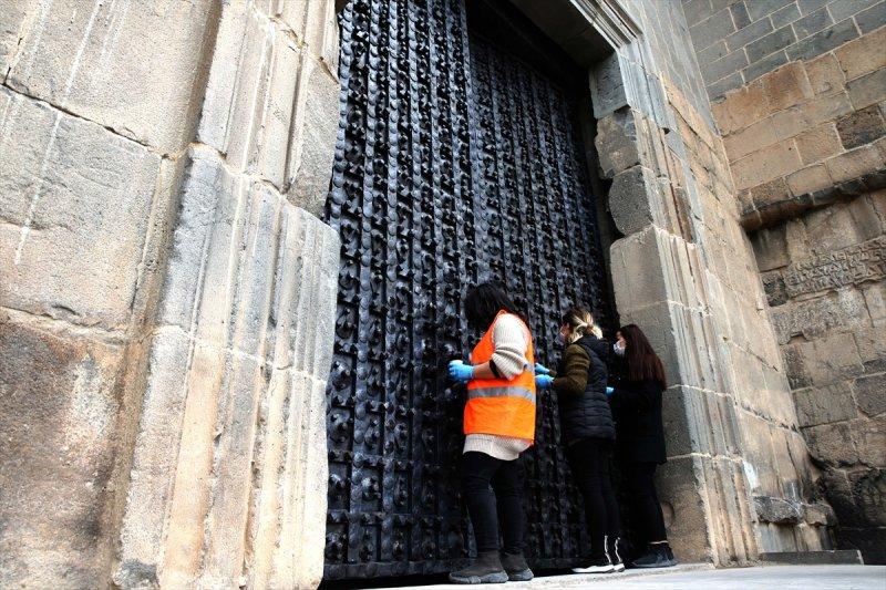 Tarihi Mardinkapı yerine takıldı