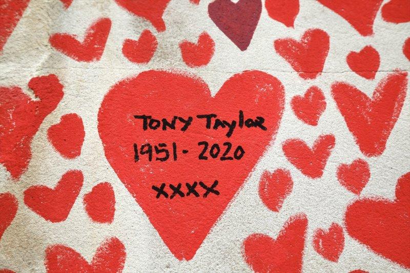 Londra'da, koronavirüsten ölenler için kalpli anma duvarı