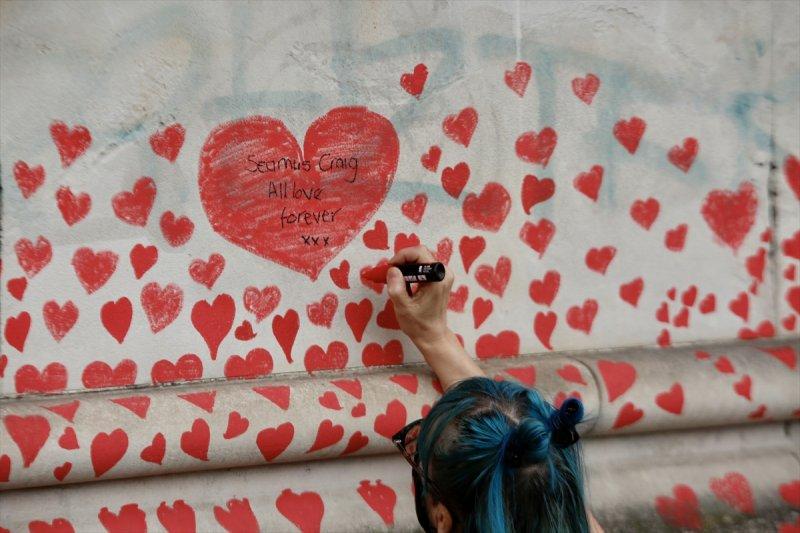 Londra'da, koronavirüsten ölenler için kalpli anma duvarı
