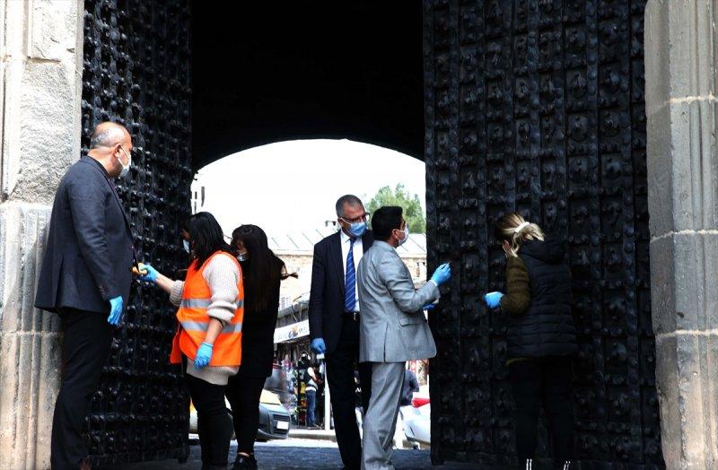 Tarihi Mardinkapı yerine takıldı