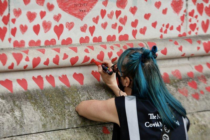 Londra'da, koronavirüsten ölenler için kalpli anma duvarı