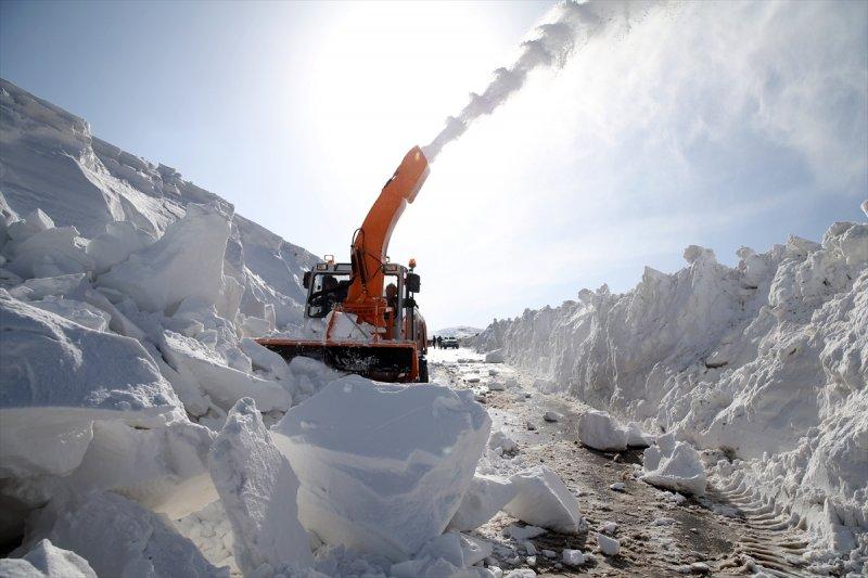 Erzurum'da karla mücadele ekiplerinin ilkbahardaki zorlu mesaisi