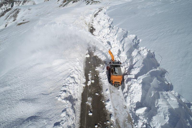 Erzurum'da karla mücadele ekiplerinin ilkbahardaki zorlu mesaisi