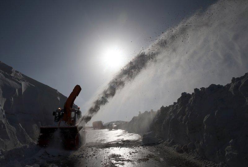 Erzurum'da karla mücadele ekiplerinin ilkbahardaki zorlu mesaisi