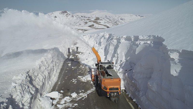Erzurum'da karla mücadele ekiplerinin ilkbahardaki zorlu mesaisi