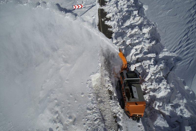 Erzurum'da karla mücadele ekiplerinin ilkbahardaki zorlu mesaisi