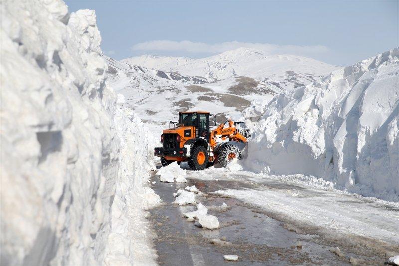 Erzurum'da karla mücadele ekiplerinin ilkbahardaki zorlu mesaisi