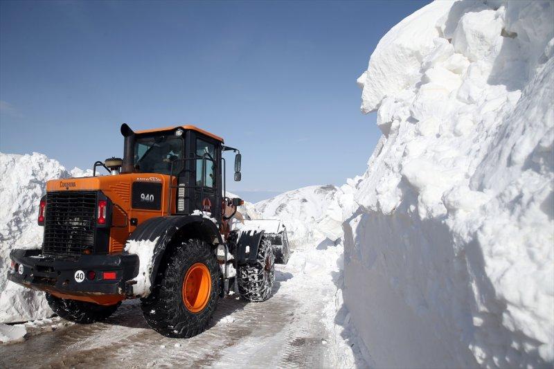 Erzurum'da karla mücadele ekiplerinin ilkbahardaki zorlu mesaisi