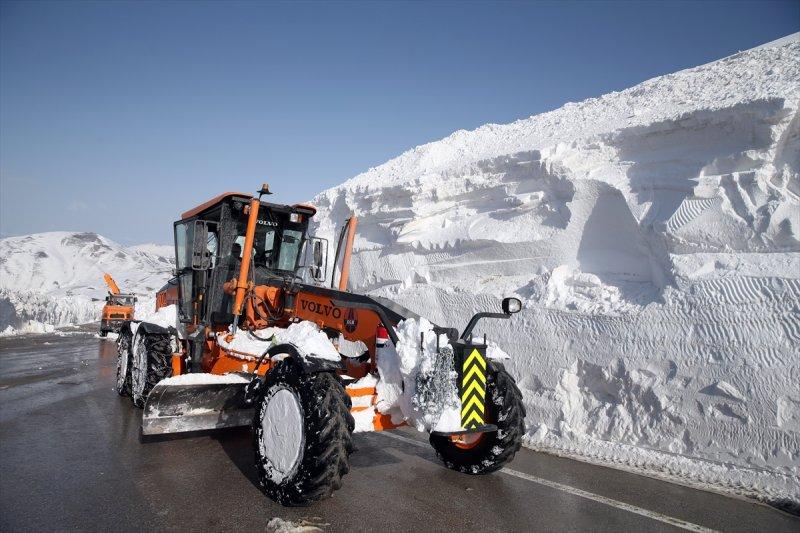 Erzurum'da karla mücadele ekiplerinin ilkbahardaki zorlu mesaisi