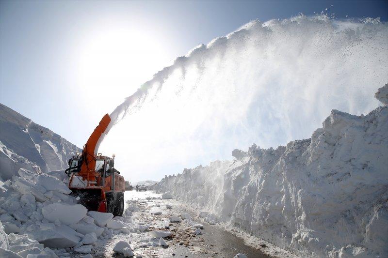 Erzurum'da karla mücadele ekiplerinin ilkbahardaki zorlu mesaisi