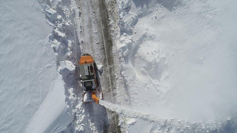 Erzurum'da karla mücadele ekiplerinin ilkbahardaki zorlu mesaisi