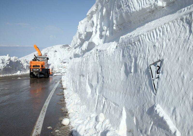 Erzurum'da karla mücadele ekiplerinin ilkbahardaki zorlu mesaisi