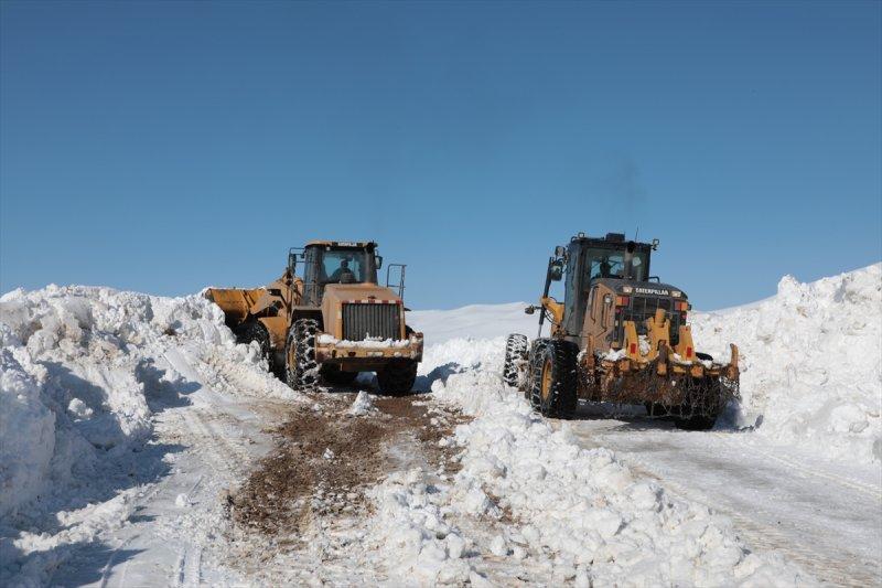 Erzurum'da karla mücadele ekiplerinin ilkbahardaki zorlu mesaisi