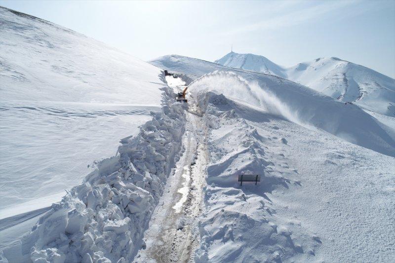 Erzurum'da karla mücadele ekiplerinin ilkbahardaki zorlu mesaisi