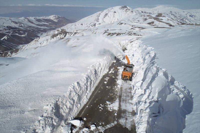 Erzurum'da karla mücadele ekiplerinin ilkbahardaki zorlu mesaisi
