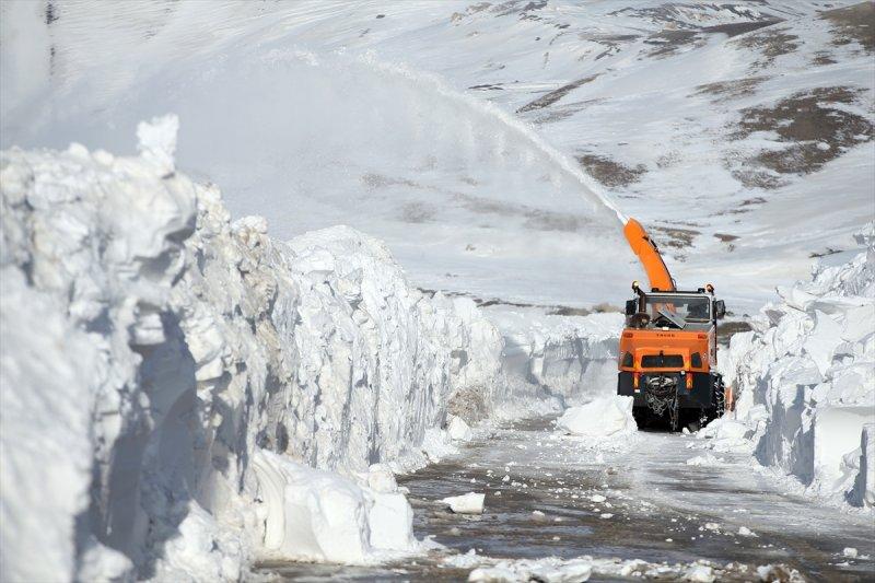 Erzurum'da karla mücadele ekiplerinin ilkbahardaki zorlu mesaisi
