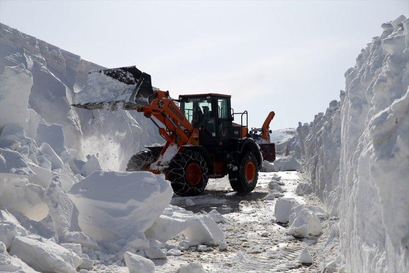 Erzurum'da karla mücadele ekiplerinin ilkbahardaki zorlu mesaisi
