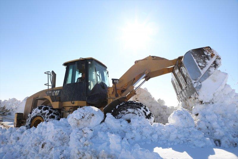 Erzurum'da karla mücadele ekiplerinin ilkbahardaki zorlu mesaisi