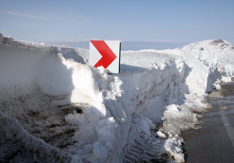 Erzurum'da karla mücadele ekiplerinin ilkbahardaki zorlu mesaisi