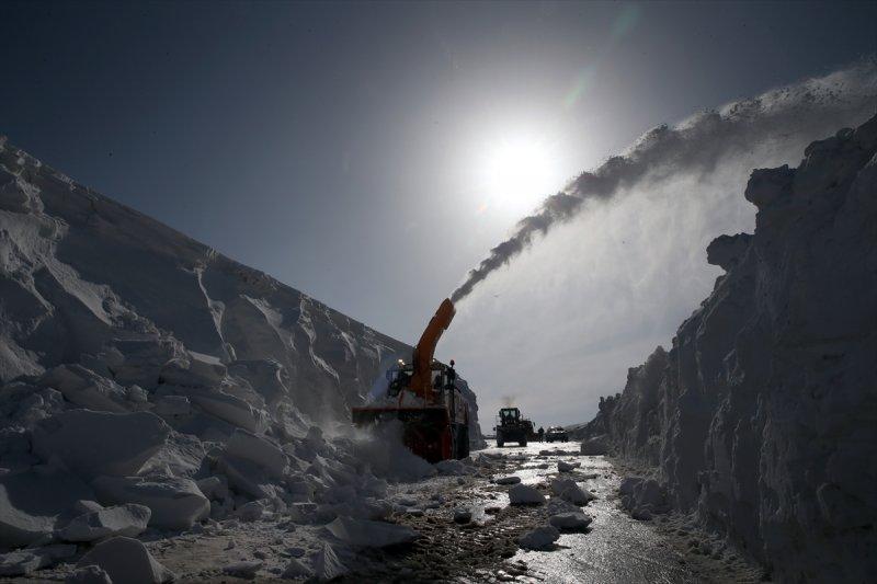 Erzurum'da karla mücadele ekiplerinin ilkbahardaki zorlu mesaisi