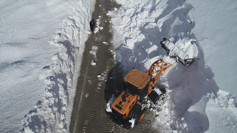 Erzurum'da karla mücadele ekiplerinin ilkbahardaki zorlu mesaisi