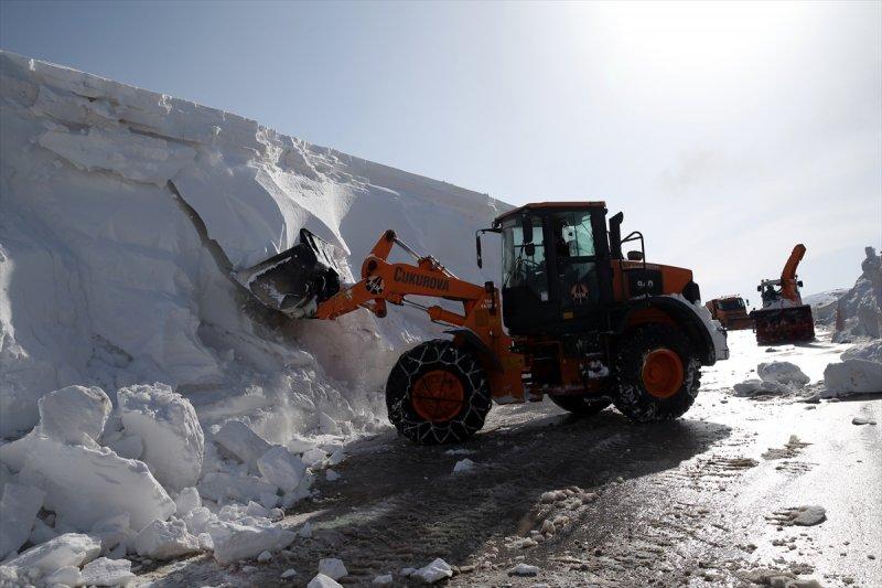 Erzurum'da karla mücadele ekiplerinin ilkbahardaki zorlu mesaisi
